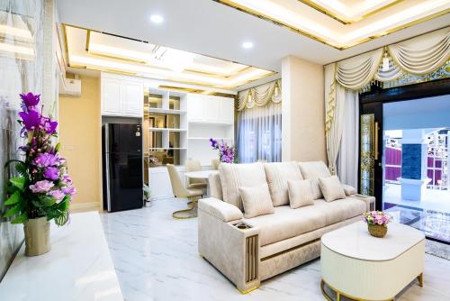a living room with a couch and a table at Marina Villa, North Pattaya in North Pattaya