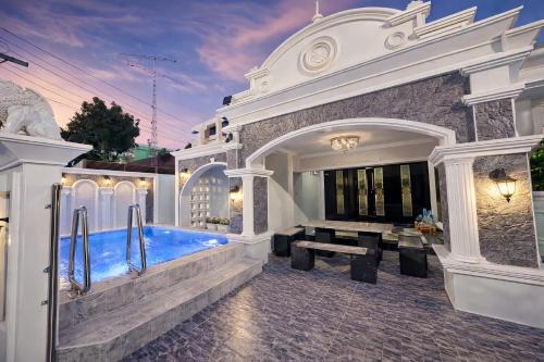 a swimming pool in the middle of a house at Marina Villa, North Pattaya in North Pattaya