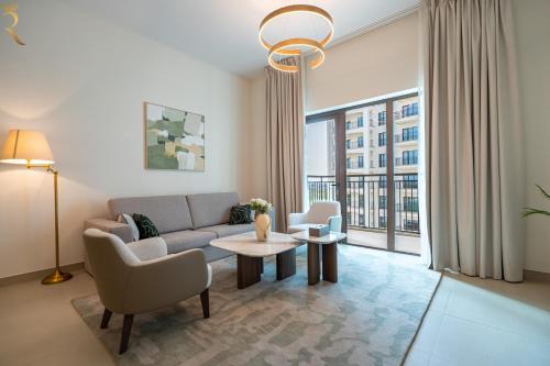 Stylish 2BR with Balcony - Chic Golfside Escape