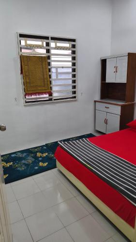 a small bedroom with a bed and a window at MatiinJannah Homestay Arau in Arau