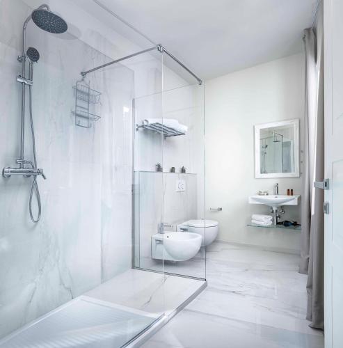 a bathroom with a glass shower and a sink at Villa Gremì - Monforte d'Alba in Monforte dʼAlba
