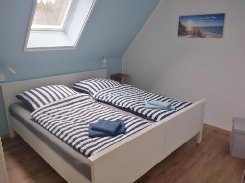a bed with two pillows on it in a bedroom at Ferienhäuser Eggers in Bispingen