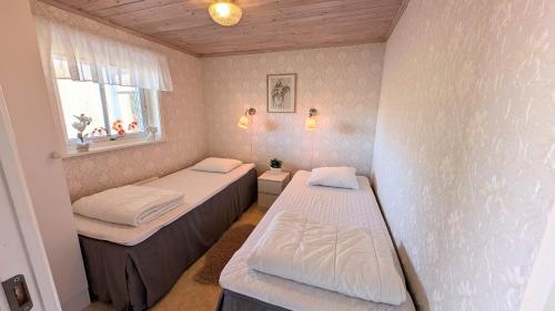 a room with two beds and a window at Glad hund in Dalskog