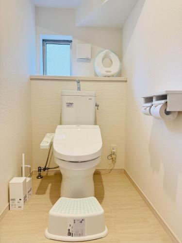 a bathroom with a white toilet in a room at 晴川-箱根Hotel-KA0575 in Sengokuhara