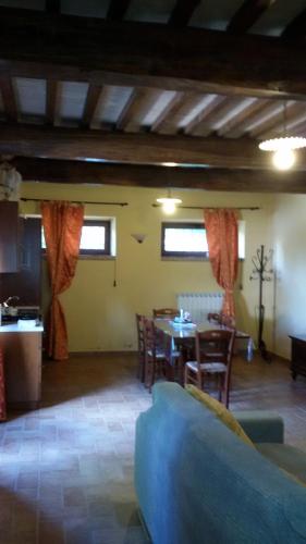 - un salon avec un canapé bleu et une table dans l'établissement Casa Trastullo, à Massa Martana
