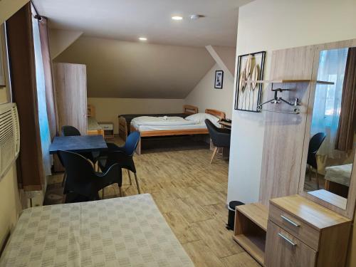 Llit o llits en una habitació de Hotel Taurus