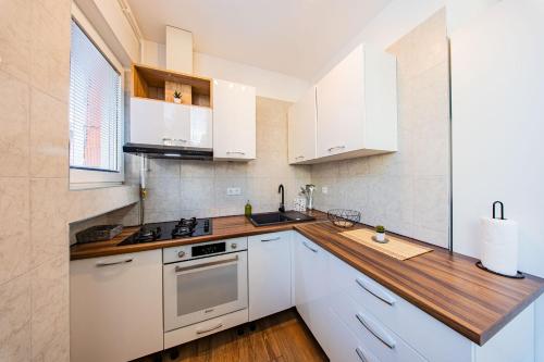 Zagreb 269 - 2 Bedroom Apartment - Parking - WiFi - Keybox entry - New - Monthly Rent - Modern