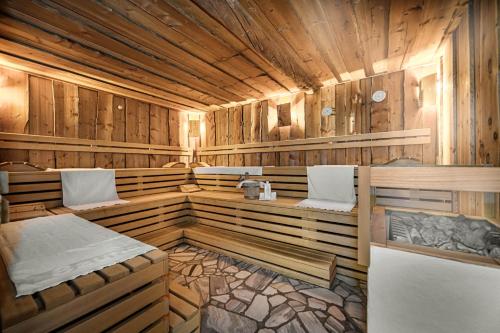 a wooden sauna with two beds in it at Wellnesshotel Mitterwirt in Dienten am Hochkönig