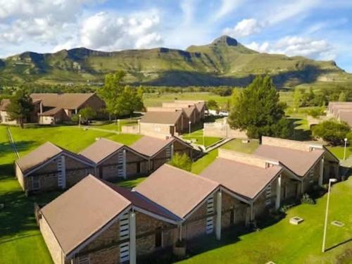 an overhead view of a house with mountains in the background at Leanie's Place in Clarens