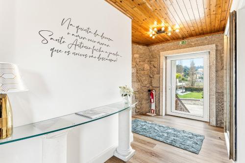 a room with a wall with a writing on it at GuestReady - Quinta da Devesa in Vila Nova de Gaia