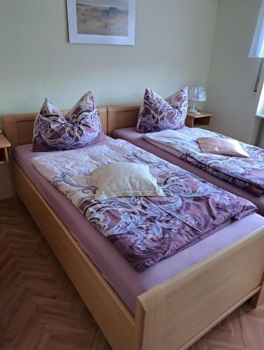 two beds sitting next to each other in a room at An-der-Stadtmauer in Fladungen