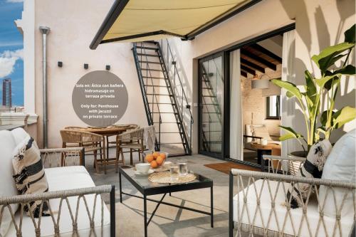 a patio with chairs and tables and a dining room at La Sillería de Arfe in Seville