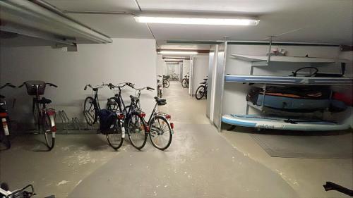 a room with two bikes parked on the wall at Appartementhaus Ostseeresidenz in Heiligenhafen