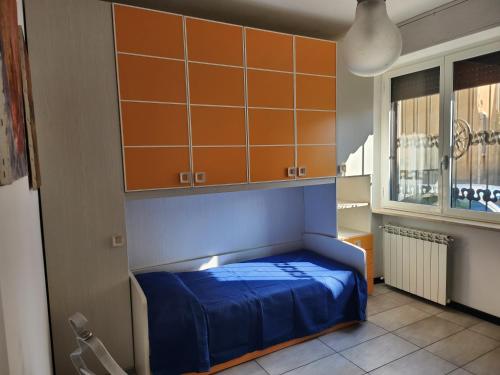 a small bedroom with a bed and orange cabinets at BINARIO ZERHO Luxury Apt in Rho