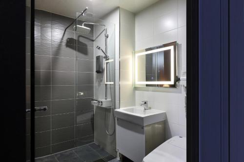 a bathroom with a toilet and a sink and a shower at 동대문 벨루스 호텔 in Seoul