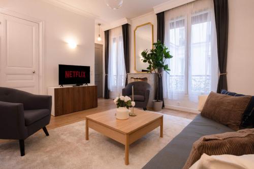 Luxury Renovated 1BR Neuilly Porte Maillot