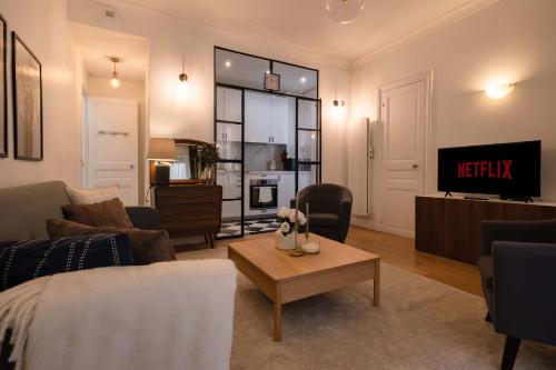 Luxury Renovated 1BR Neuilly Porte Maillot