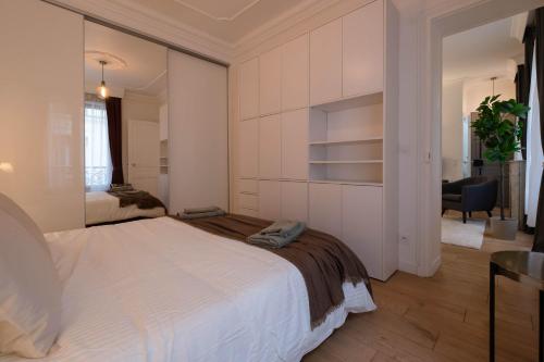 Luxury Renovated 1BR Neuilly Porte Maillot
