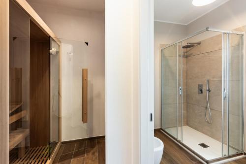 a bathroom with a glass shower and a toilet at Villa Meti in Avola