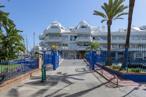 WintowinRentals Premium Apartment with Terrace and Stunning Views in Puerto Marina
