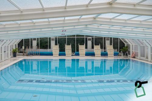 a large swimming pool with blue water at Hotiday Gallipoli Centro in Gallipoli