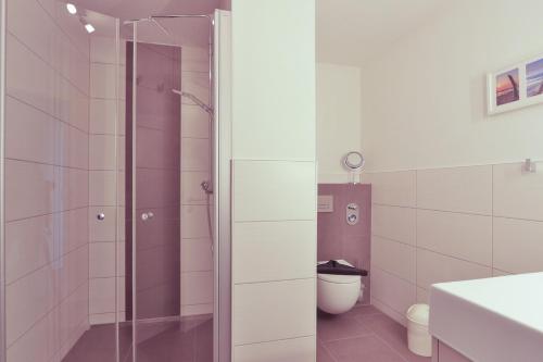 a bathroom with a shower and a toilet at Sommersprosse in Börgerende-Rethwisch