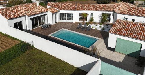 Luftaufnahme eines Hauses mit Swimmingpool in der Unterkunft Villa Marcus in Sainte-Marie-de-Ré