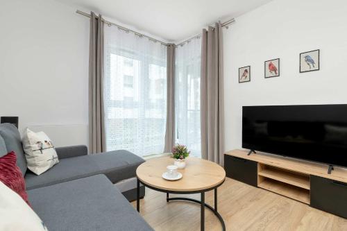 Quiet Apartment with Parking Near the City Center by Noclegi Renters