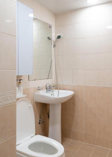 ein Badezimmer mit Waschbecken, Toilette und Spiegel in der Unterkunft 스테이솜 in Daejeon