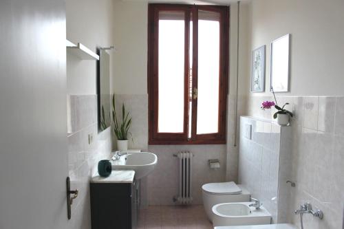 a white bathroom with a sink and a toilet at Casa Carmen Vicchio, natura vicino a stazione e Mugello Circuit in Vicchio