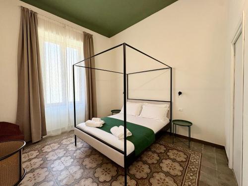 ein Schlafzimmer mit Himmelbett in einem Zimmer in der Unterkunft Isula Antica in Floridia