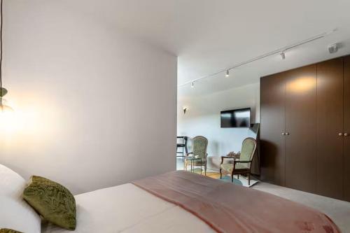 Studio Apt Four M