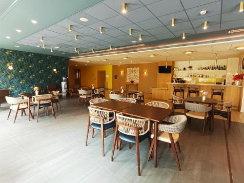 restauracja ze stołami i krzesłami oraz barem w obiekcie DOMITYS LA CALYPSO w mieście Brest