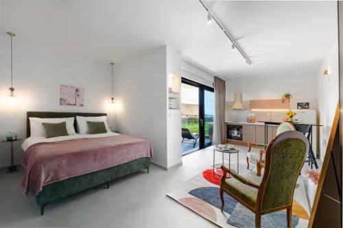 Studio Apt Four M