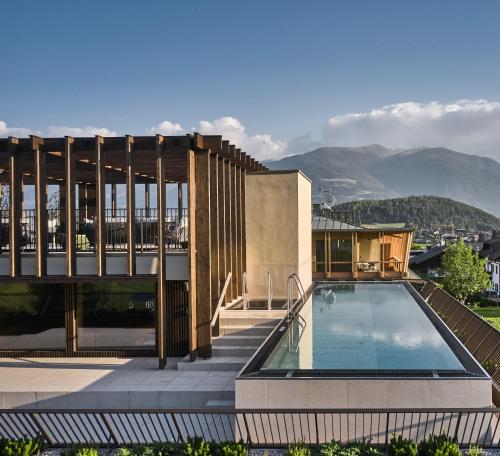 Falkensteiner Hotel Kronplatz - The Leading Hotels of the World — Pool view