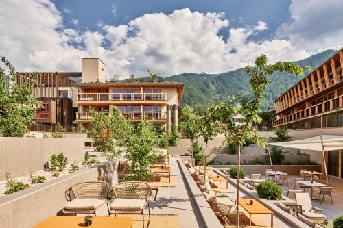 Falkensteiner Hotel Kronplatz - The Leading Hotels of the World — Property building