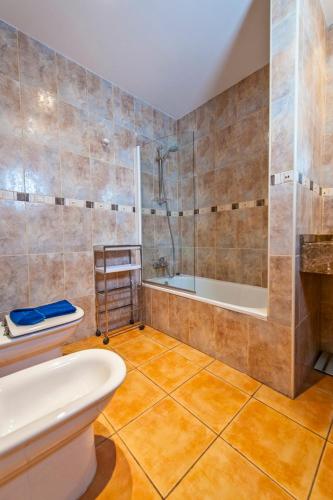 a bathroom with a tub and a toilet and a sink at Casa Mika Oliastur 25 El Cotillo in El Cotillo