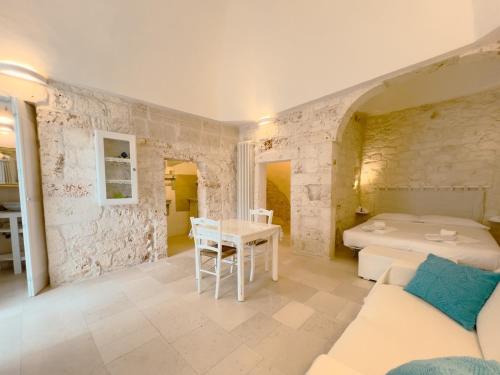 a living room with a couch and a table at Suite Ninfea romantic suite Ostuni center in Ostuni