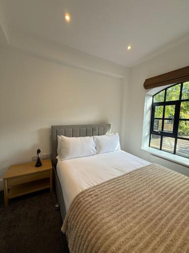 a bedroom with a large bed and a window at Modern 2 Bedroom Apartment in Kings Cross, London, N1 in London