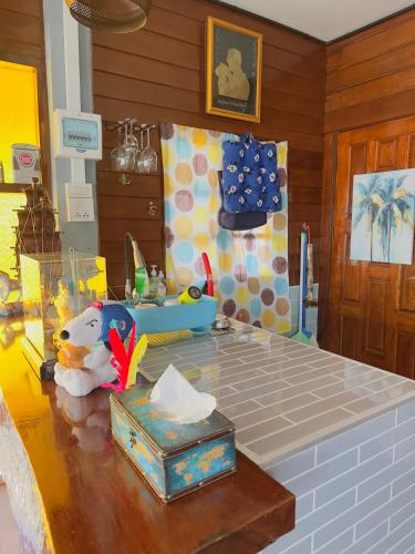 a kitchen with a counter top with a sink and a counter top at โฮมสเตย์ริมน้ำน่าน บ้านอิ๊กขะหลิ๊ก in Nan