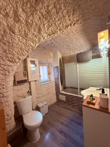 ein Badezimmer mit Toilette, Waschbecken und Badewanne in der Unterkunft Maison Chamallow in Chorges