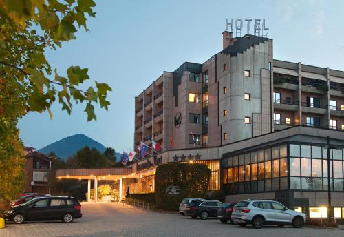 un edificio con coches estacionados frente a él en Best Western Hotel Leonardo da Vinci, en Erba