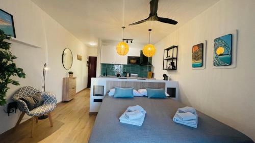 a living room with a couch and a kitchen at Sunset Dream Suite El Cotillo in El Cotillo