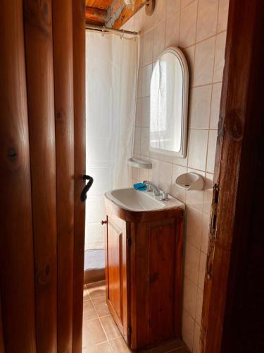 a bathroom with a sink and a mirror at cabaña Quovadis in Trevelín