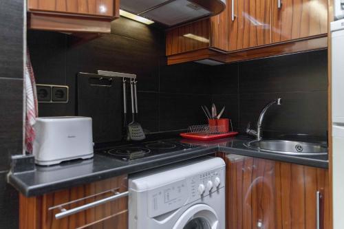 Dapur atau dapur kecil di For You Rentals Plaza Dos de Mayo Apartment TEMPORAL DP13