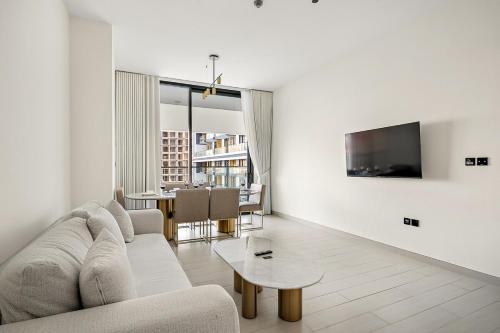 FIRST CLASS Stylish 2BR Sparkling Pool View