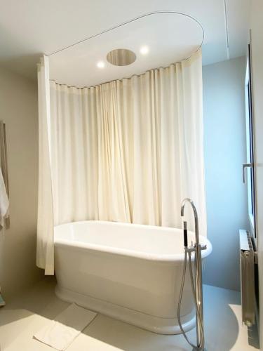 Newly Renovated Spacious Penthouse with Terrace