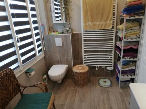 Loue une partie de notre maison avec jardin pour 6 personnes