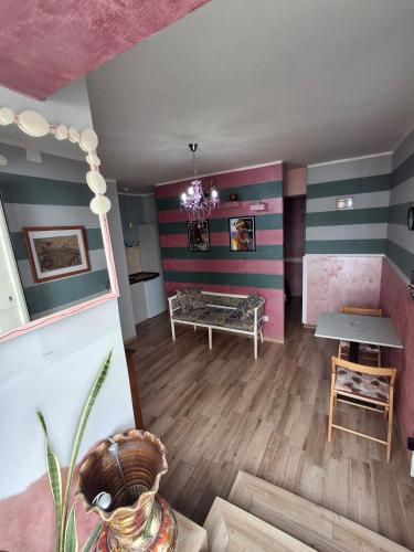 a living room with pink and green striped walls at Nel borgo San Francesco in Montesarchio