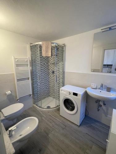 a bathroom with a washing machine and a sink at Alba & Tramonto in Levanto